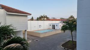 蒙巴萨Evergreen House - 150Metre Walk To City Mall Nyali的一座房子,旁边设有游泳池