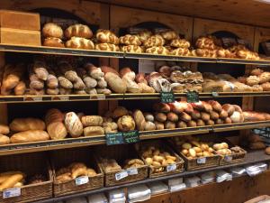 格林德尔瓦尔德Studio Central Grindelwald的一间商店里装满了各种面包