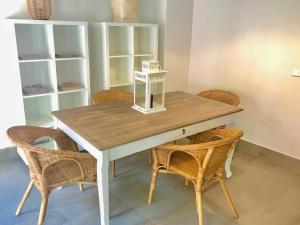 阿利坎特LovelyLoft Castaños的餐桌、两把椅子和一张白色桌子
