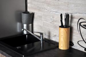 罗兹Q Apart Gold-3 Pokoje, Garaż, Netflix, Klimatyzacja, FV,的厨房柜台配有水槽和牙刷架