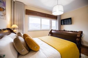 比索达雷加Green House - Douro的一间卧室配有一张黄色毯子床