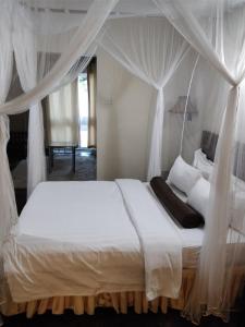 卡里巴湖酒店客房内的一张或多张床位