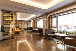 伊斯坦布尔金星大酒店的带沙发、桌子和书架的图书馆