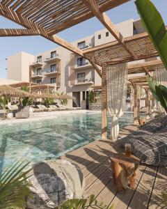 卡尔扎迈纳Cabana Blu Hotel & Suites的一个带木制凉亭的室外游泳池