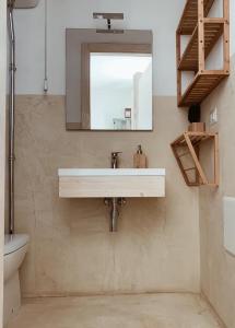 拉卡莱Trullo Contrada Specchi的一间带水槽和镜子的浴室