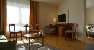 汉堡汉堡新生活酒店的酒店客房设有床和客厅。