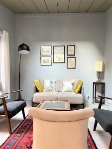 巴黎Maison exceptionnelle, Campagne a Paris的客厅配有沙发和桌子