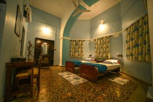 Krishnayan Heritage客房内的一张或多张床位