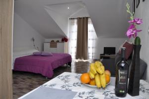 OkukljeApartment Danijela的一间房间,提供一瓶葡萄酒和一碗水果