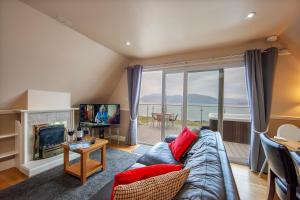 Loch Linnhe Waterfront Lodges with Hot Tubs的休息区