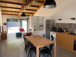 圣勒villa Pwintosel 2的厨房以及带桌椅的用餐室。