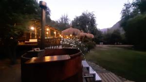 圣何塞德迈波Cabañas Parque Almendro的晚上在院子里设有热水浴池的餐厅