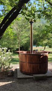 圣何塞德迈波Cabañas Parque Almendro的公园内带喷泉的木浴缸