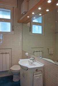 的里雅斯特Edera Residence的一间带水槽和卫生间的浴室