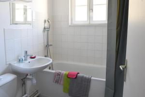 迪耶普Le Verdier的浴室配有盥洗盆和浴缸。