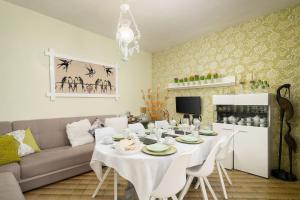 奥德赛克斯Casa Morais的客厅配有白色桌子和沙发
