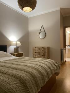 佩尼亚什达绍迪Estrela da Montanha的一间卧室配有一张大床和一盏灯