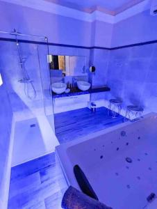 昂热OLuxuxy49 - Appartements T3 de prestige, Place du Ralliement, 2ème 3ème et 4ème étage SANS ASCENSEUR的大型浴室设有两个盥洗盆和浴缸。