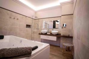 昂热OLuxuxy49 - Appartements T3 de prestige, Place du Ralliement, 2ème 3ème et 4ème étage SANS ASCENSEUR的浴室配有浴缸和两个盥洗盆。