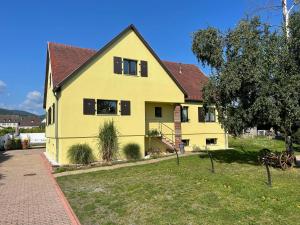 阿梅尔斯克维Alsacebnb - Gîte 12 personnes dans le vignoble - Piscine privée & Spa的黄色的房屋,有红色的屋顶