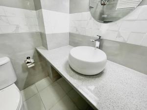 胡鲁马累Marine Holiday的白色的浴室设有卫生间和水槽。