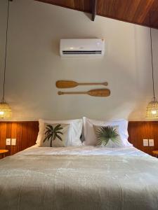 皮帕Tropicália chalés boutique的卧室配有一张带空调的壁床。