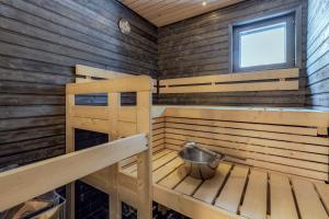 SuomutunturiHoliday Apartments Suomu Chalet 14 A & B的小木屋设有浴缸和窗户。