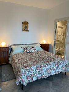 圣马力诺Casali appartamento的一间卧室配有一张带花卉床罩的大床