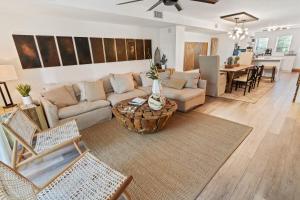 基拉戈MARINERS PERFECT FOR TWO FAMILIES, IN-LAWs QUARTERS的客厅配有沙发和桌子