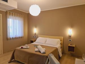 梵蒂冈角Hotel La Campagnola的一间卧室配有一张大床和光线