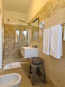 梵蒂冈角Hotel La Campagnola的一间带水槽、卫生间和淋浴的浴室