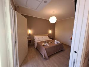 梵蒂冈角Hotel La Campagnola的一间小卧室,配有床和灯