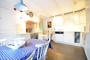 圣莫斯Westover, St Mawes的厨房配有一张带蓝白桌布的桌子