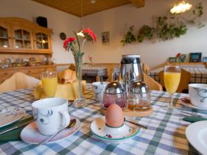 韦因地区拉奇Weingut Schwarzl的一张桌子,上面有一张桌子布,上面有鸡蛋