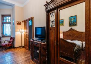伊诺弗罗茨瓦夫巴野卡维拉宾馆的客房设有带一张床和电视的卧室。