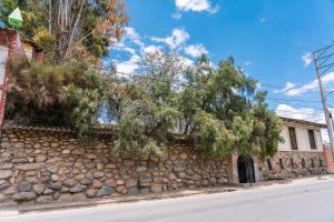 万卡约Casona Museo Catalina Huanca的街道边有树木的石墙