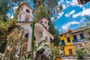 万卡约Casona Museo Catalina Huanca的一座黄色和白色建筑的古老房子