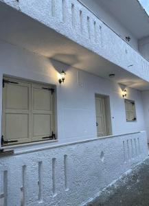 PalaiólimnosPhiloxenia traditional house的一面有镜子的白色建筑