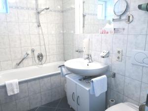 萨尔茨堡佩西恩凯特琳旅馆的浴室配有盥洗盆、卫生间和浴缸。