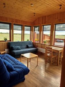 塞尔福斯Bright and Peaceful Cabin with Views & Hot Tub的客厅配有沙发和桌子