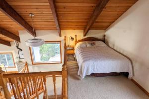 弗洛伦斯NEW Large Beach Getaway: 3 King bedroom suites!的一间带一张床的卧室,位于带木制天花板的房间内
