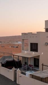 Al Rakaشاليهات رمال بديه的沙漠中一座建筑