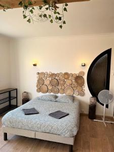 圣艾尼昂Balade en Forêt, 3min du Zoo的卧室配有一张床铺,墙上挂着一堆木柴