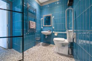 阿普尔多尔Sailors Rest的蓝色瓷砖浴室设有卫生间和水槽