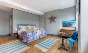 阿普尔多尔Sailors Rest的卧室配有一张床,墙上挂着海星