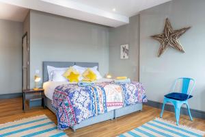 阿普尔多尔Sailors Rest的一间卧室配有一张床和一张蓝色椅子