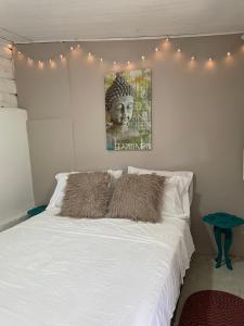 萨兰托Cabañas Valle del Cocora La Truchera的一间卧室配有白色的床和灯。