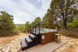 斯普林代尔Zion Ponderosa Ranch Resort的一个带楼梯和桌子的按摩浴缸