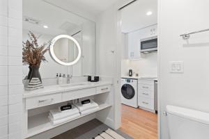 查尔斯顿The Iris的白色的浴室设有水槽和洗衣机。