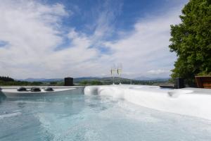 兰班克Luxurious Super-king Lodge with hot tub的山景游泳池